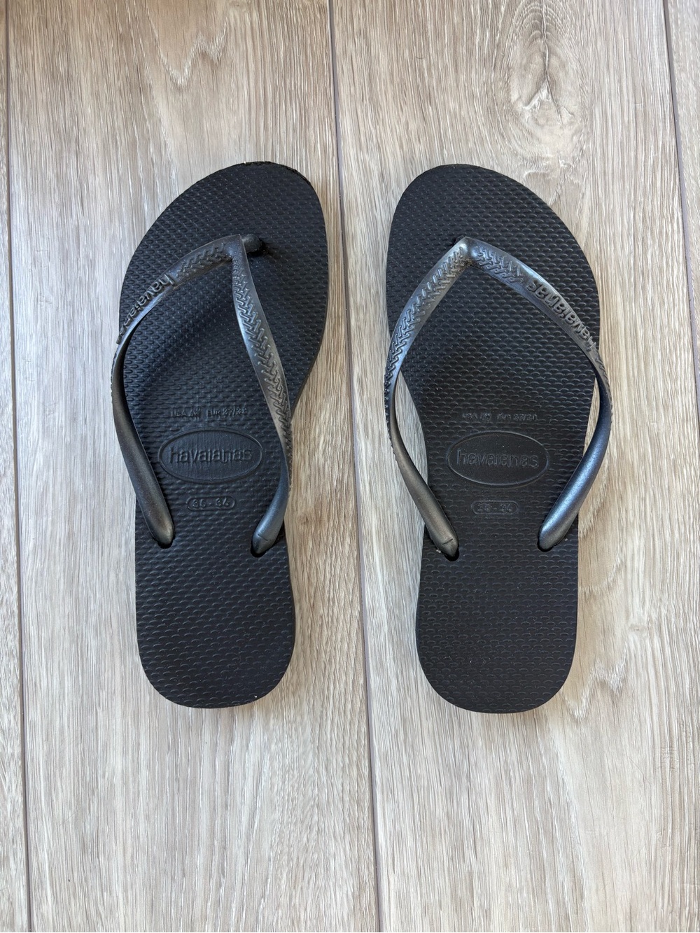 black Havaianas slim flip flops